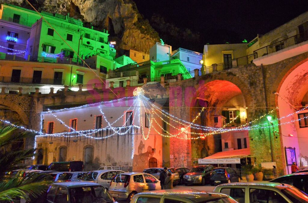 Atrani Via Gabriele di Benedetto illuminata per Natale
