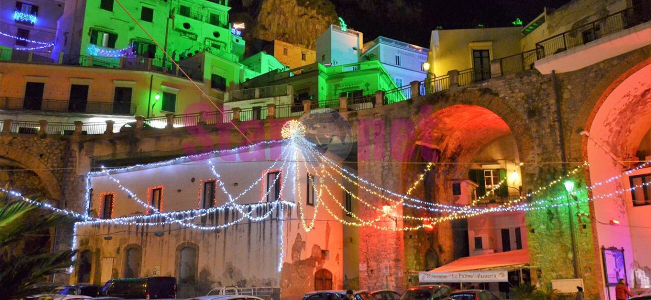 Atrani Via Gabriele di Benedetto illuminata per Natale