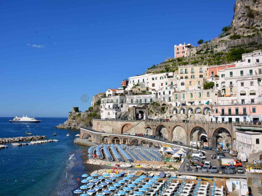 La spiaggia di Atrani